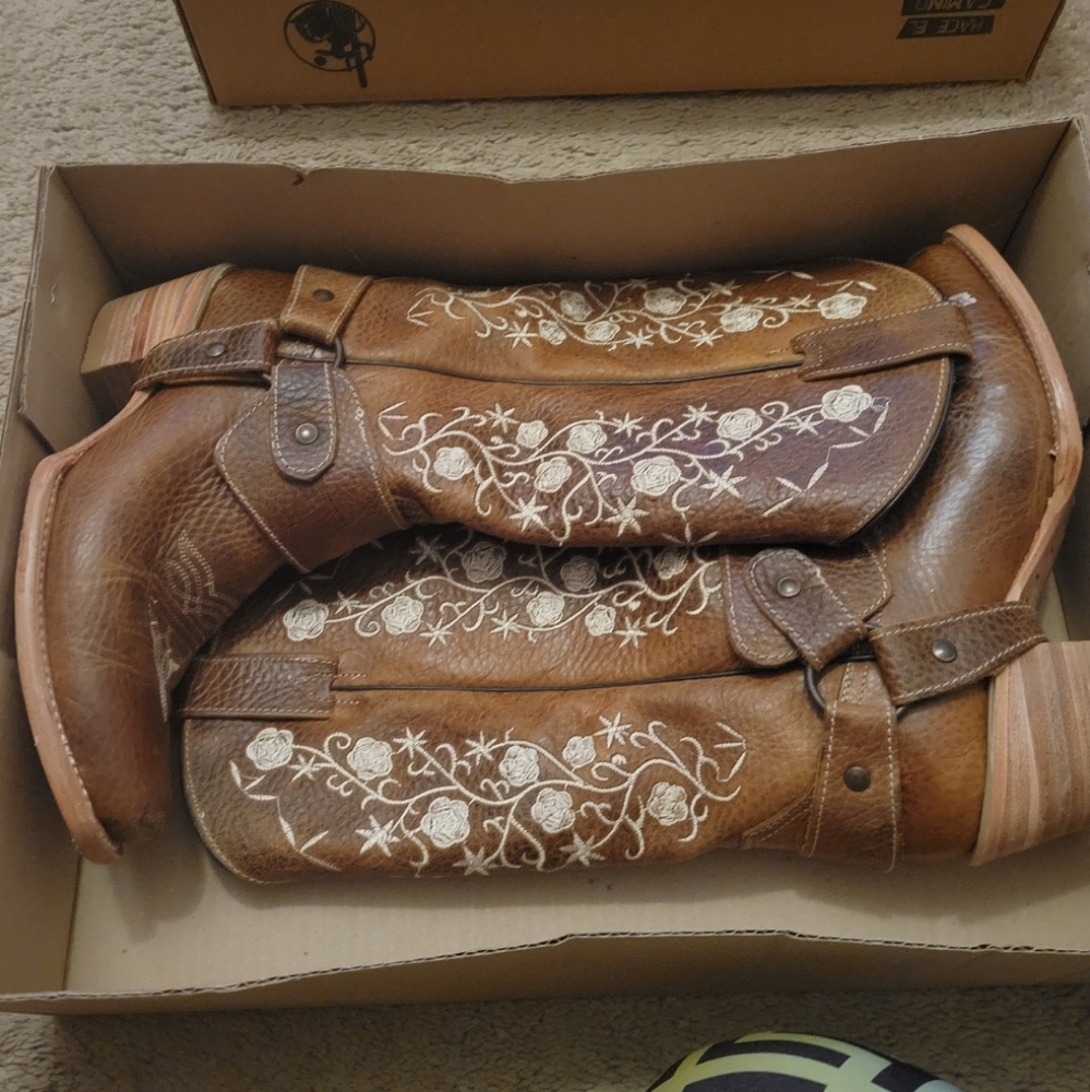 Ladies Size 8 boots